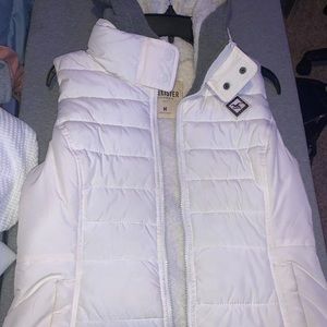 White hollister puffer vest with hood